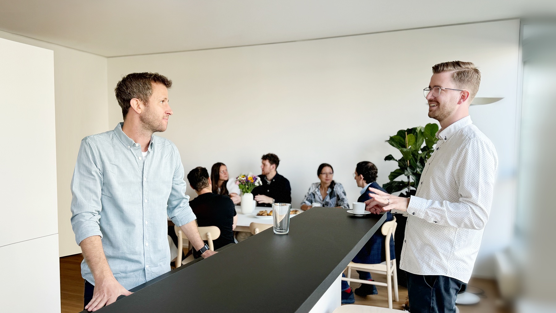 Michael Lohmar und Dominik Siegers, Gründer von CogniCore, im Büro im Mediapark Köln